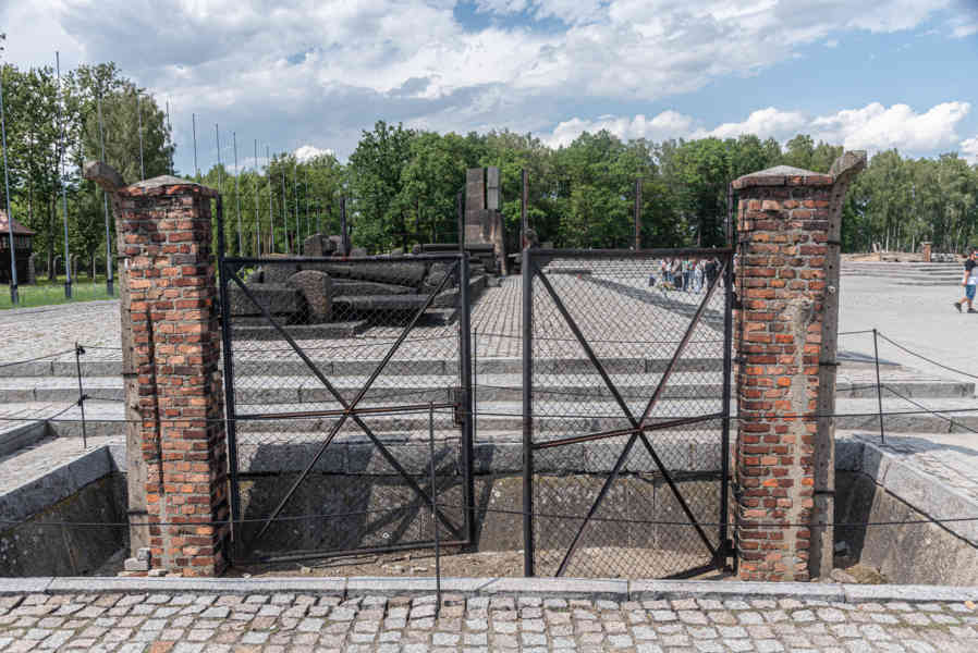 Polonia 074 - Auschwitz ll-Birkenau - entrada.jpg